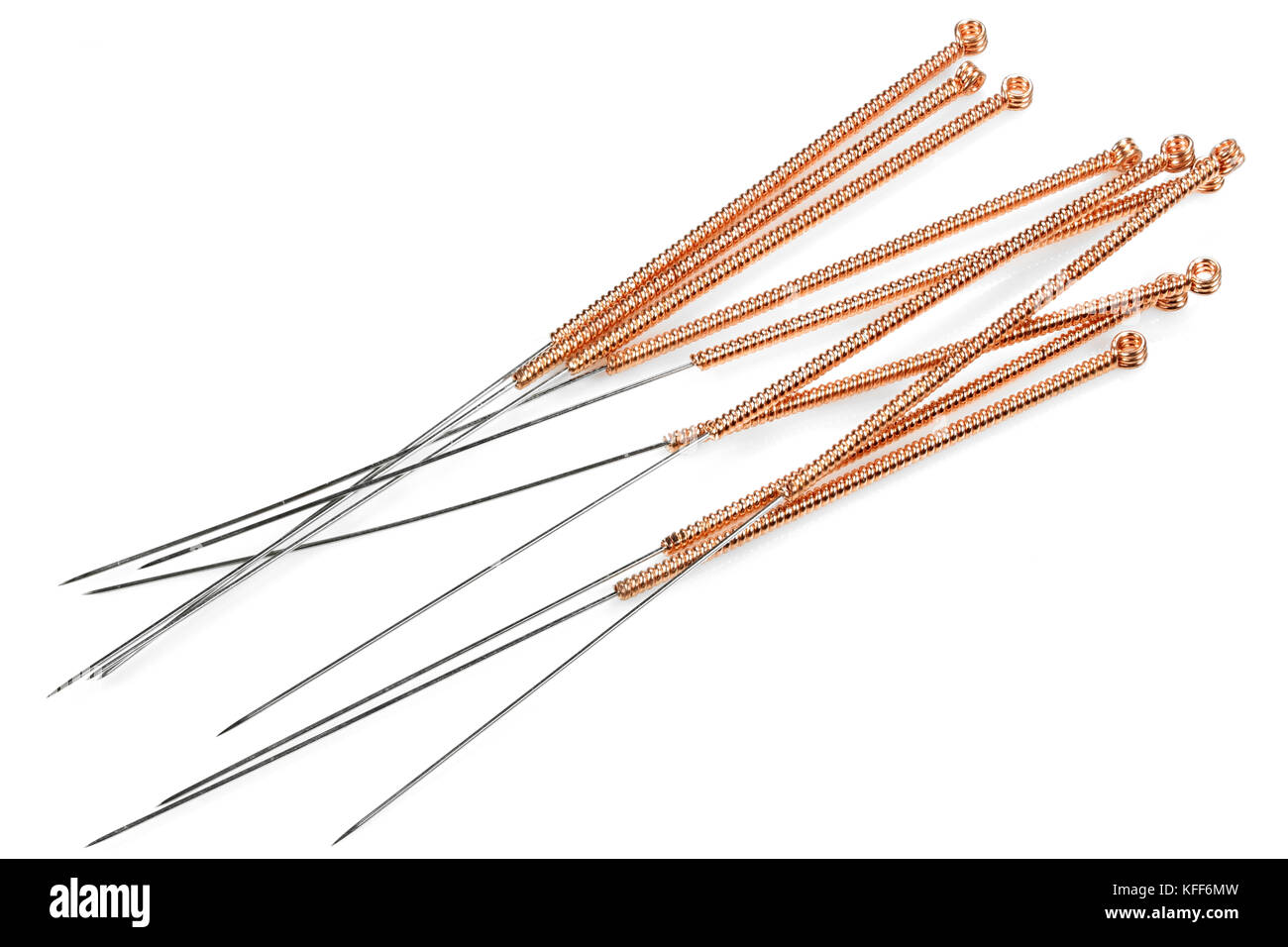 Aghi di agopuntura isolati su sfondo bianco Foto Stock