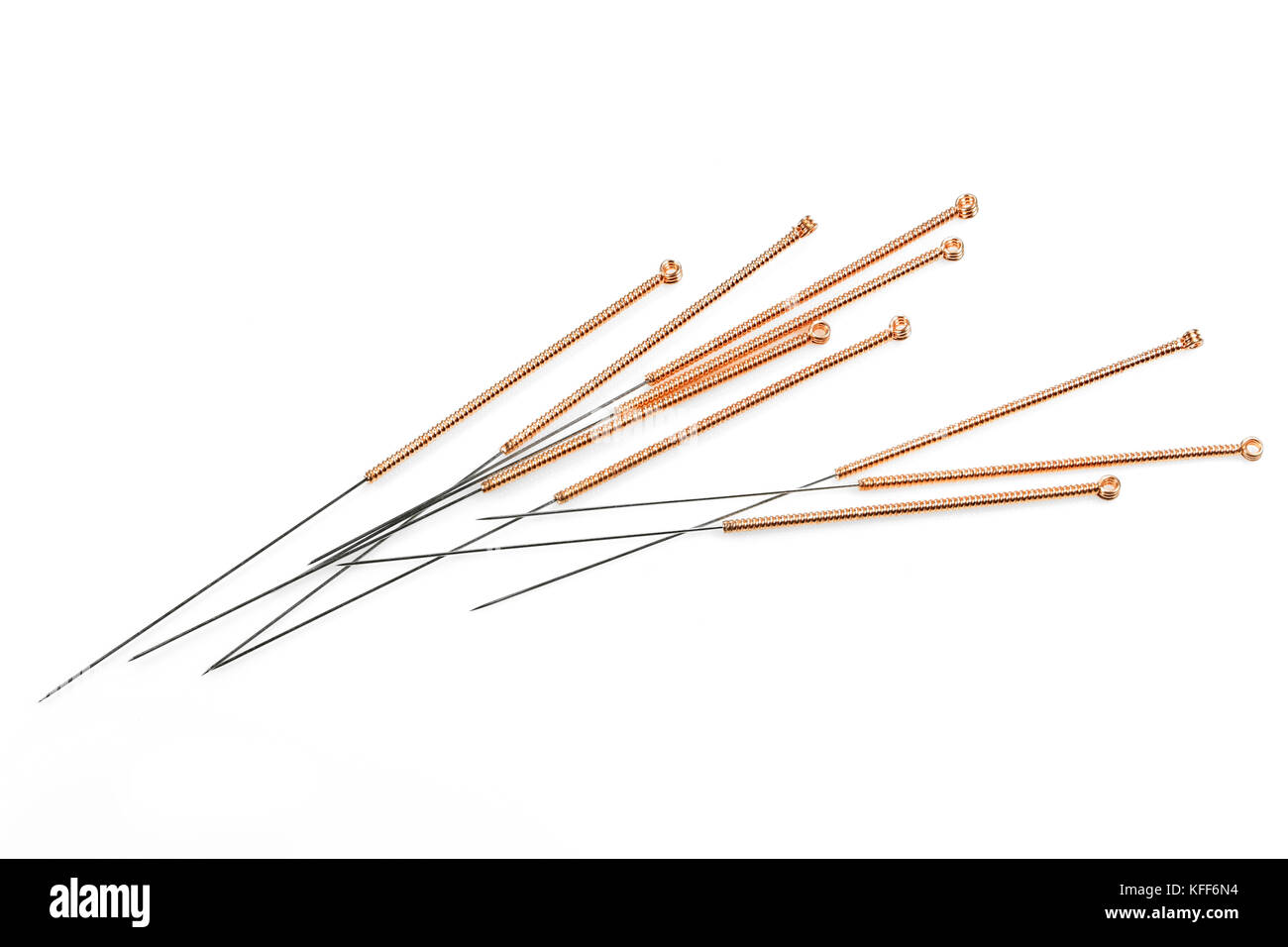 Aghi di agopuntura isolati su sfondo bianco Foto Stock