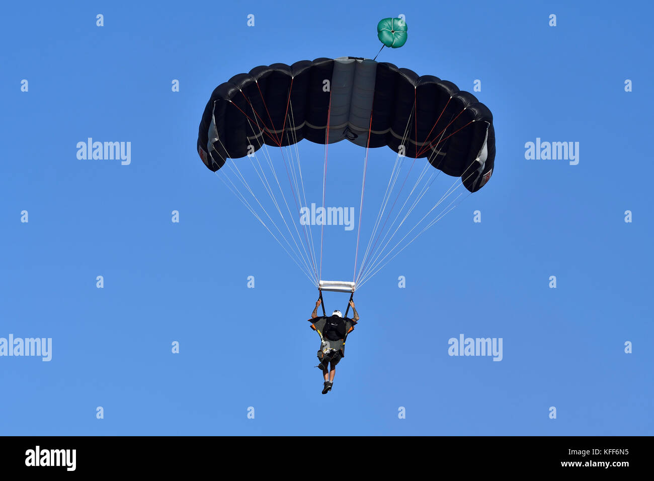 Wingsuiters di skydive attica durante il volo atene settimana 2017 air-show di tanagra Air Force Base in Grecia Foto Stock