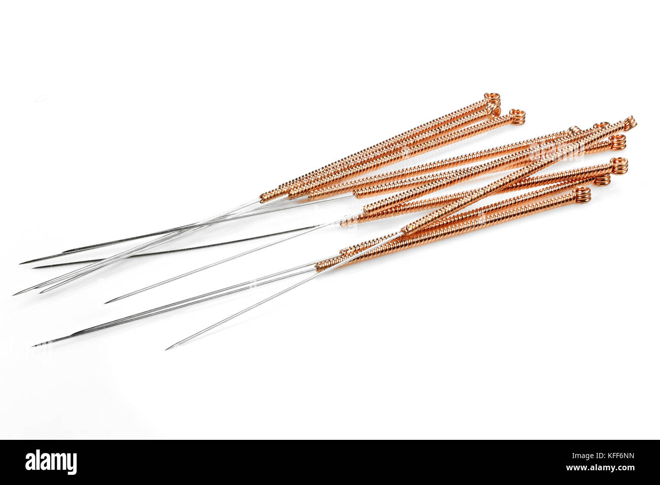 Aghi di agopuntura isolati su sfondo bianco Foto Stock