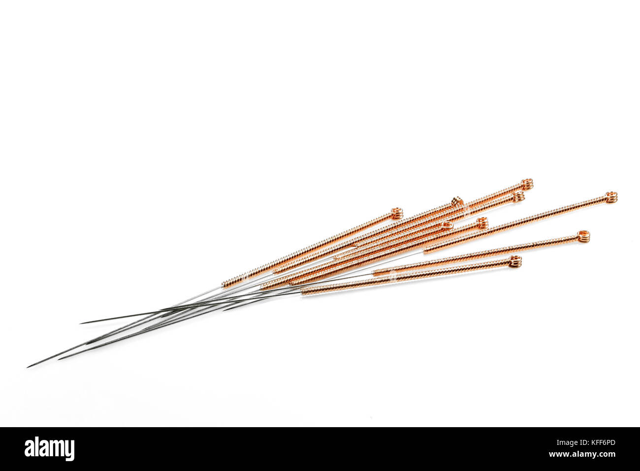 Aghi di agopuntura isolati su sfondo bianco Foto Stock