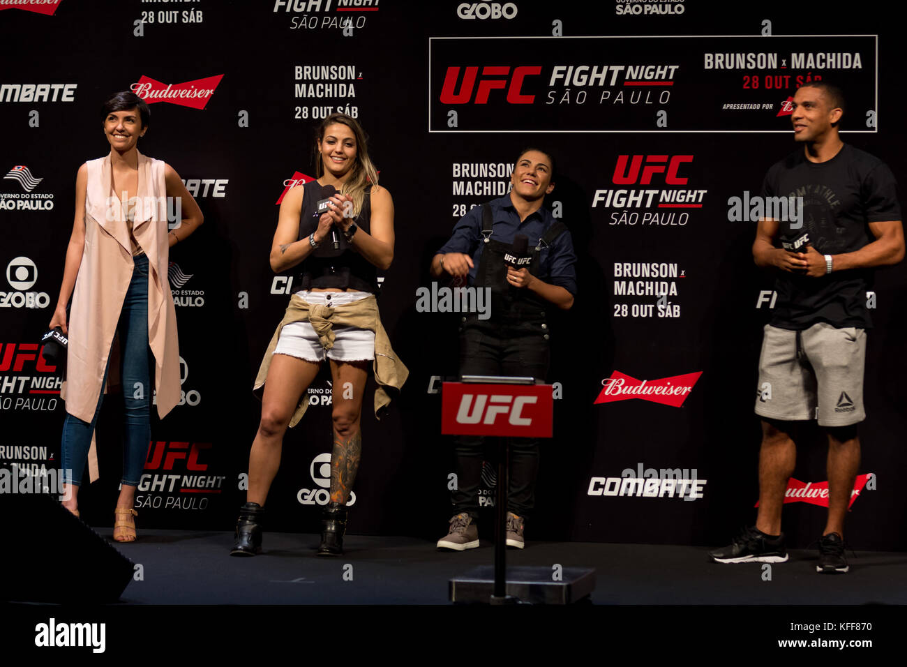 São PAULO, SP - 27.10.2017: UFC PESAGEM OFICIAL - Poliana Botelho e Jessica Andrade e Edson Barbosa durante il weigh-in per UFC Fight Night - Brunson vs. Machida presso la Ibirapuera Gym di São Paulo (foto: Reinaldo Reginato/Fotoarena) Foto Stock