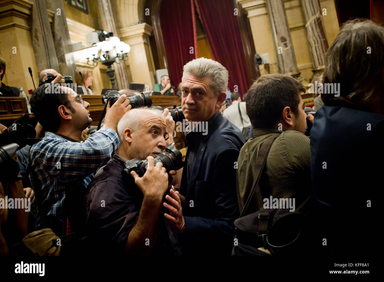 Barcellona, in Catalogna, Spagna. 27 ott 2017. ciudadanos partito unionista parlamentari lasciare la sala plenaria del Parlamento catalano. Catalogna il parlamento regionale ha approvato una mozione dicendo che stanno stabilendo un indipendente repubblica catalana credito: jordi boixareu/alamy live news Foto Stock