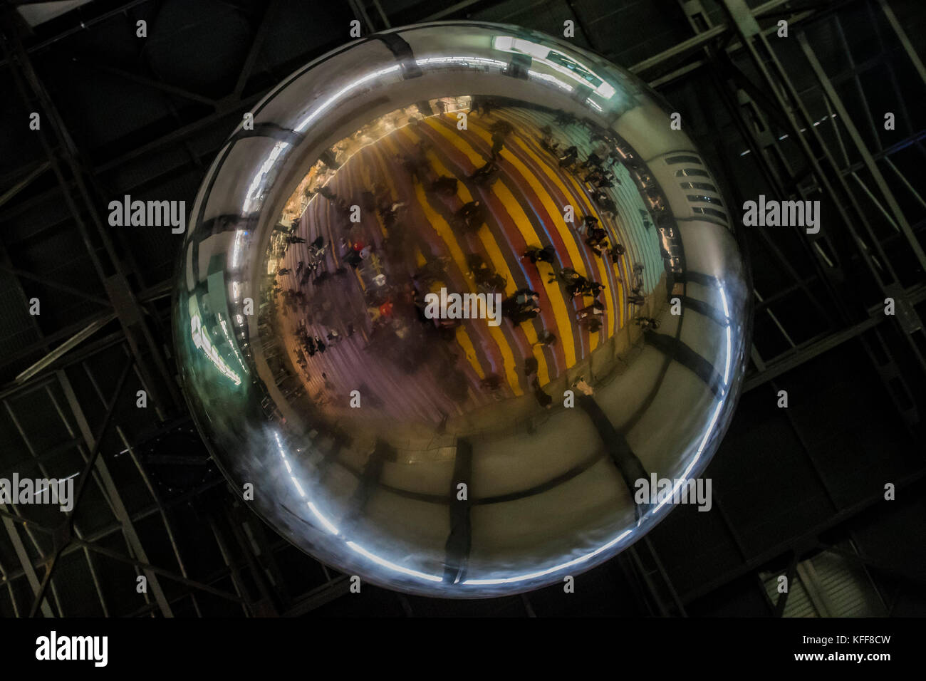 Londra, Regno Unito. 27 ott 2017. Il multi-colore di moquette e riflettenti la sfera di rotazione - il 2017 Hyundai Commissione SUPERFLEX: Uno, Due, Tre Swing! Nel Turbine Hall alla Tate Modern. SUPERFLEX, un collettivo danese, noti per i loro interessi di unificare gli spazi urbani e commentando la società con autenticità attraverso l'arte. Londra, 27 ott 2017. Credito: Guy Bell/Alamy Live News Foto Stock