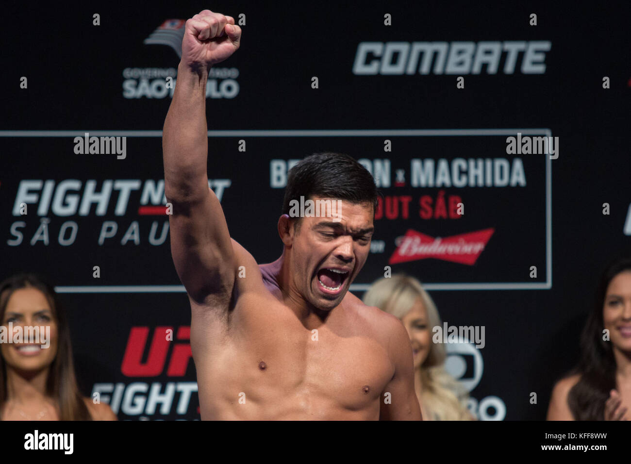Sao Paulo, Sao Paulo, Brasile. 27 ott 2017. UFC fighter Lyoto Machida del Brasile durante la pesa in caso prima dell'UFC Fight Night Sao Paulo, presso la palestra di Ibirapuera a San Paolo del Brasile. Credito: Paulo Lopes/ZUMA filo/Alamy Live News Foto Stock