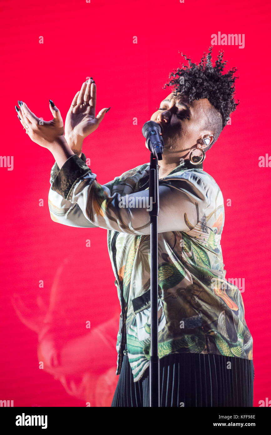 Dublino, Contea di Dublino, Irlanda. 27 ottobre 2017. La cantante scozzese Emeli Sande si esibisce sul palco della 3Arena durante il Long Live the Angels Tour, che è il suo secondo tour di concerti. Crediti: Ben Ryan/SOPA/ZUMA Wire/Alamy Live News Foto Stock