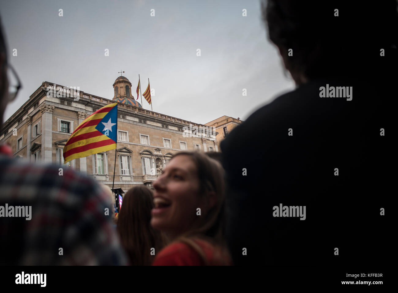 Barcellona, Spagna. 27 Ott 2017. Migliaia di persone celebrano la proclamazione della Repubblica di Catalogna in Piazza Sant Jaume, chiedendo anche la libertà di Jordi Sánchez e Jordi Cuixart. Il Parlamento catalano ha proclamato, dopo un voto, la formazione della Catalogna come nuovo Stato nel pomeriggio del 27 ottobre, di fronte alla sede del governo catalano. Poche ore dopo il governo spagnolo ha annunciato l'intervento della Catalogna con la cessazione di tutto il governo e l'intervento della polizia regionale. Credit: Carles Desfilis / Alamy Live News Foto Stock