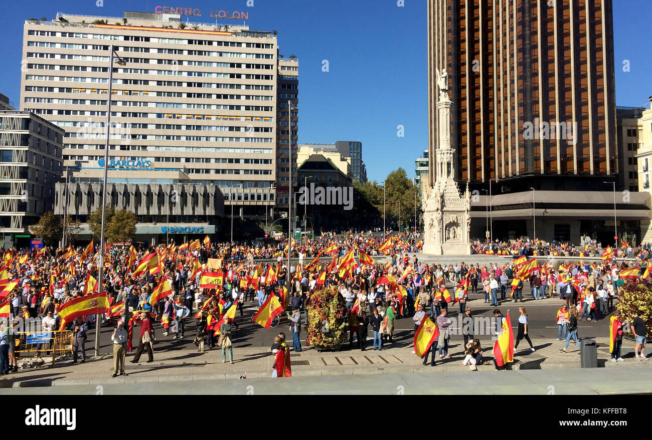 Madrid, Spagna. 28 ott 2017. migliaia di nazionalisti spagnoli si riuniscono per protestare contro l'indipendenza della Catalogna in Spagna a Madrid, 28 ottobre 2017. La folla ha intonato "VIVA LA SPAGNA " ma anche in occasione "Viva la Catalogna". Credito: Thomas Müller/dpa/alamy live news Foto Stock