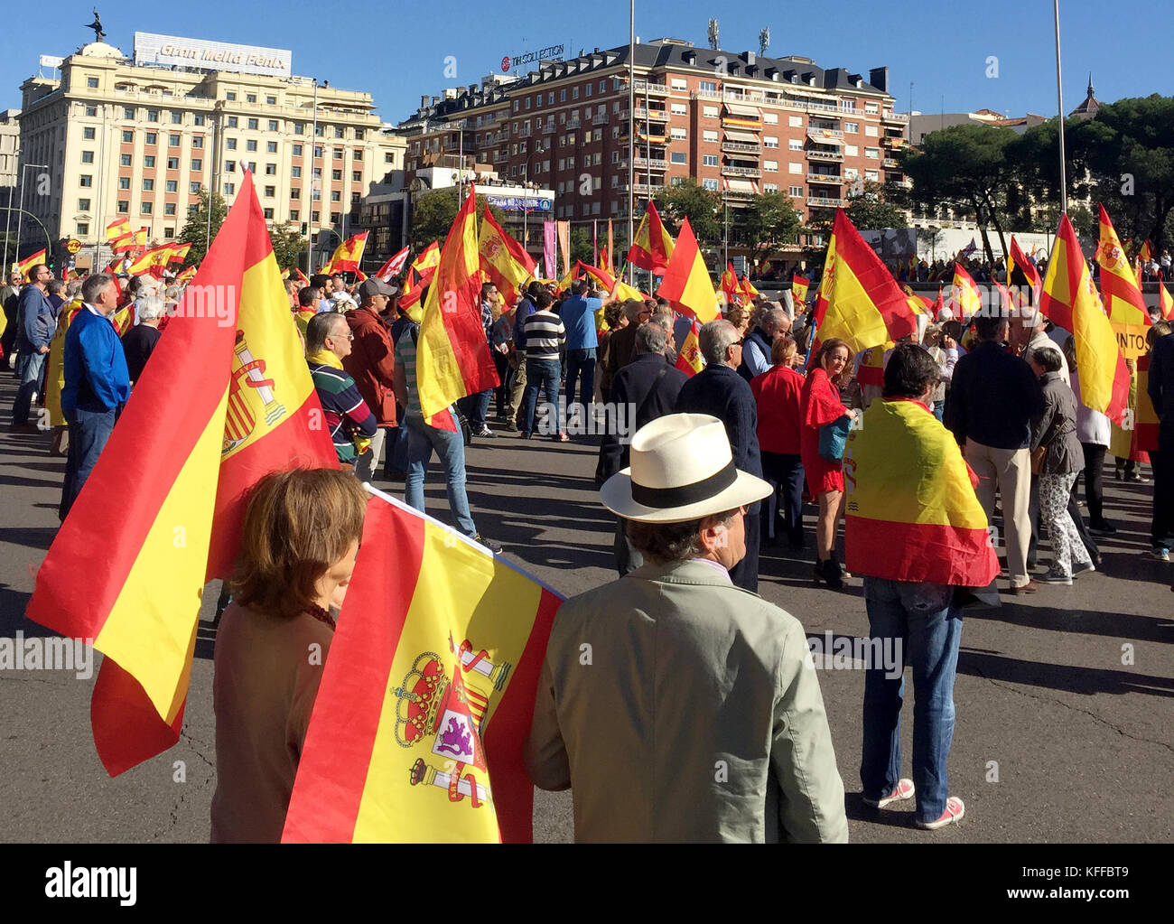 Madrid, Spagna. 28 ott 2017. migliaia di nazionalisti spagnoli si riuniscono per protestare contro l'indipendenza della Catalogna in Spagna a Madrid, 28 ottobre 2017. La folla ha intonato "VIVA LA SPAGNA " ma anche in occasione "Viva la Catalogna". Credito: Thomas Müller/dpa/alamy live news Foto Stock