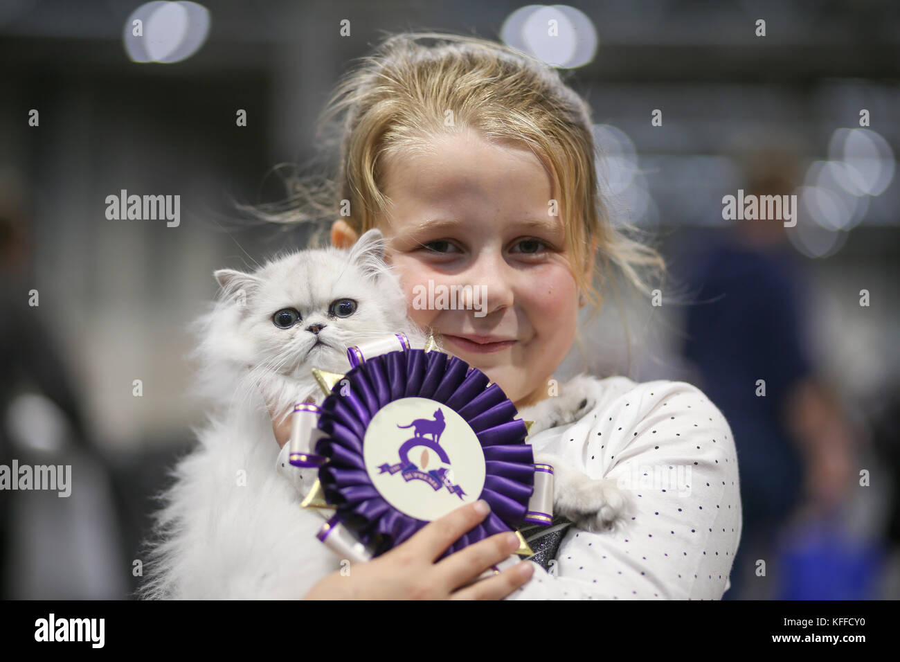 Birmingham, Regno Unito. Il 28 ottobre 2017. i gatti e i loro proprietari si scende sulla nec per mostrare loro pedigree gatti di razza. 8-year-old nicole gibson con la sua premiata empori gattino starlight. Pietro lopeman/alamy live news Foto Stock