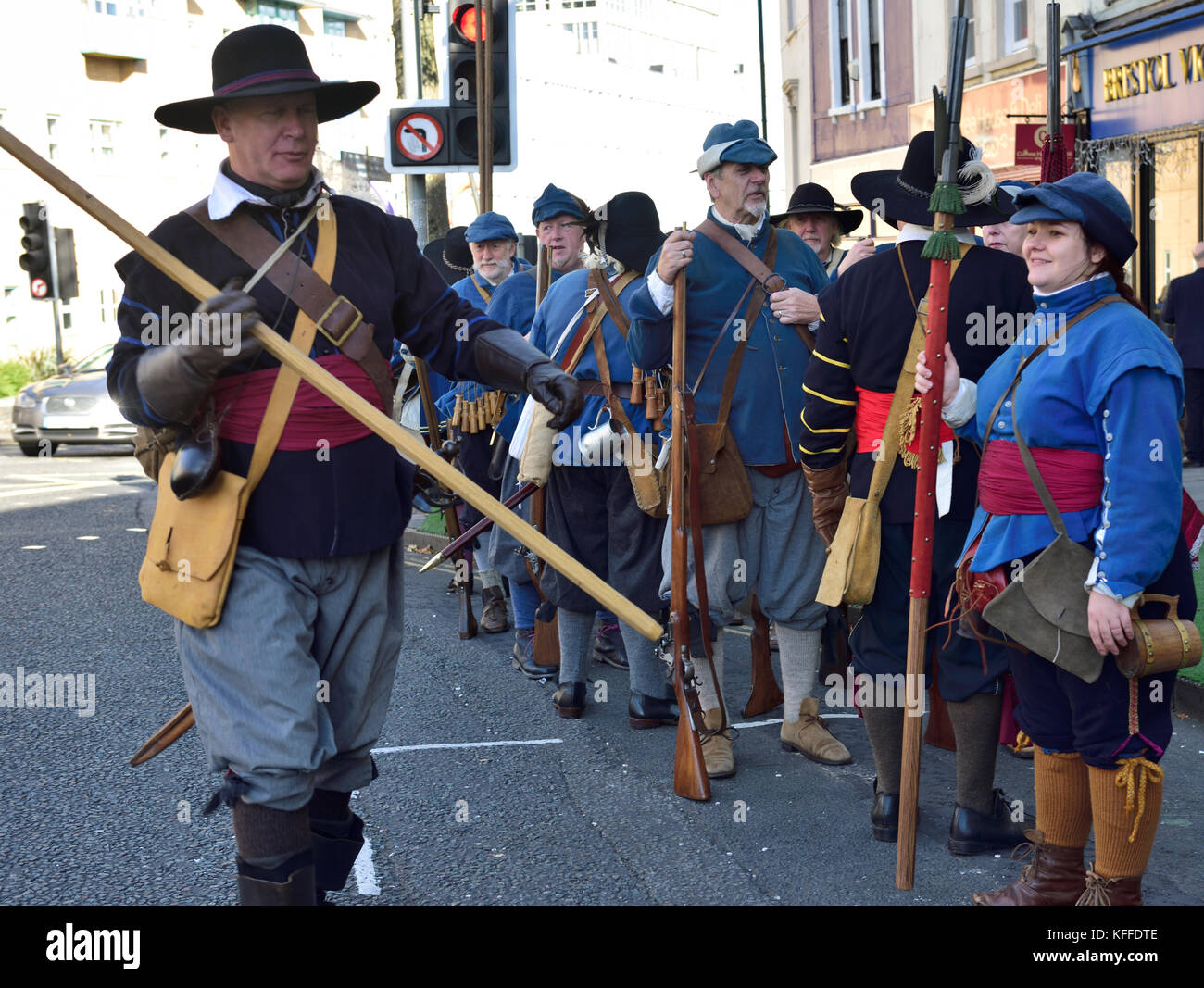 Bristol, Regno Unito. 28 ott 2017. Durante la Guerra Civile Inglese, 374 anni fa attaccare i realisti rotto attraverso il deputato esterna le difese di Bristol e stormed giù le fasi di Natale per attaccare Froome Gate che ha difeso il San Giovanni ingresso alla città murata di Bristol. La rievocazione di questa battaglia si svolge in due giorni, sabato Sun, 28 e 29 ottobre, 2017 in giro per le strade alla sommità delle fasi di Natale nel centro di Bristol, Regno Unito, Credit: Charles Stirling/Alamy Live News Foto Stock