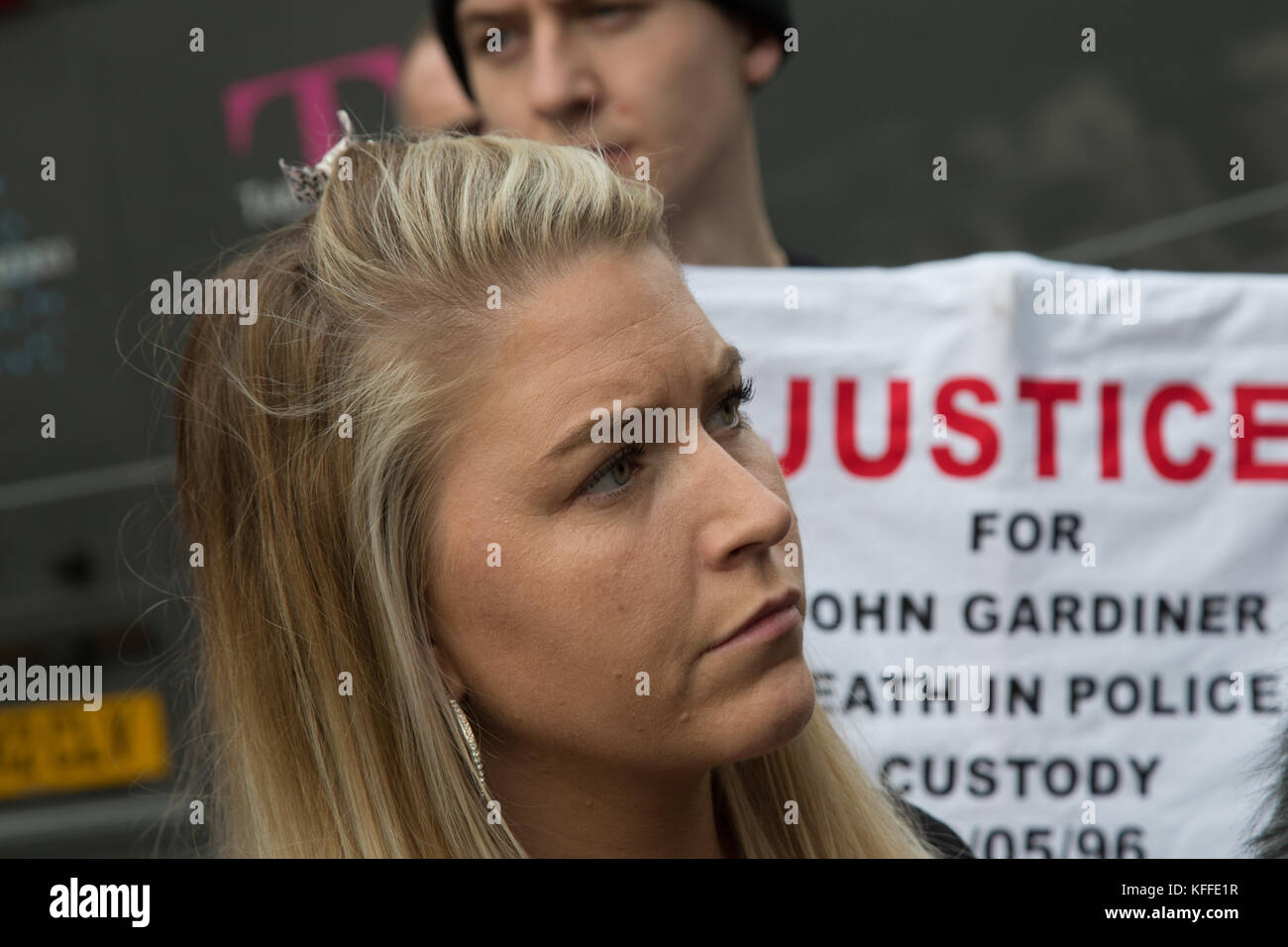 Londra, Regno Unito. 28 ott 2017. Londra, UK 28 Ottobre 2017 Una donna ascolta un altoparlante durante una dimostrazione per ricordare coloro che sono morti sotto la custodia della polizia. Credito: Thabo Jaiyesimi/Alamy Live News Foto Stock