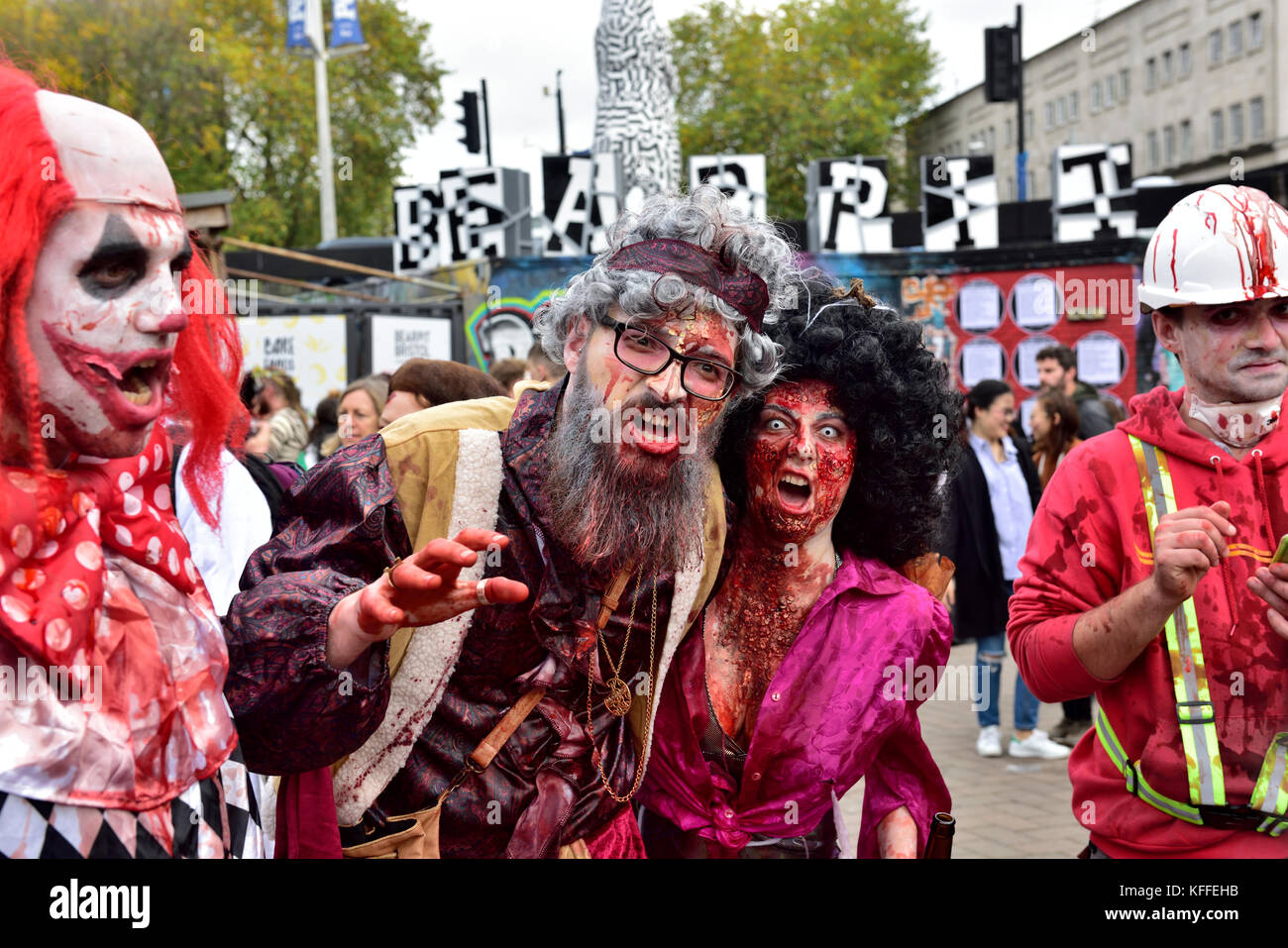 Bristol, Regno Unito. 28 ott 2017. Il undead zombie con rappresentanti di incidenti in bicicletta, per sposi e spose appena morti a piedi e shuffle attraverso il centro di Bristol in spettacolari costumi a partire da College Green, passato il parco del castello di la Fossa degli Orsi in preparazione per la festa di Halloween. Alla fine della passeggiata Avon Fire e servizio di salvataggio di massa unità di decontaminazione sono impostate nella fossa degli orsi utilizzando gli zombie come pratica per la decontaminazione di massa. È stato divertente era lungo la strada con balli e feste alla fine da molti e diversi partecipanti. Credit: Charles Stirling/Alamy Live News Foto Stock
