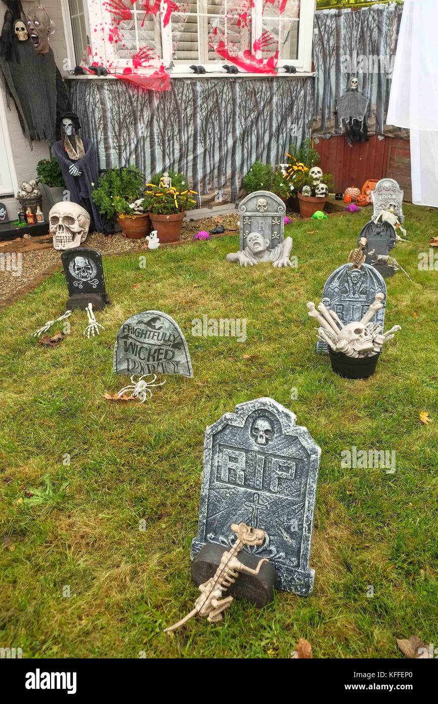 Londra, UK 28 Ott 2017. Una casa a Wimbledon,a sud ovest di Londra si ottiene un fare oltre in preparazione per la festa di Halloween. Credito: Claire Doherty/Alamy/Live News. Foto Stock