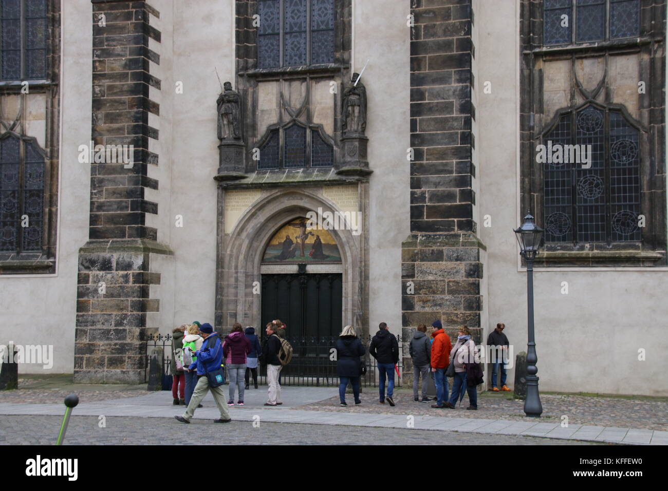 Wittenberg, Germania. 28 Ottobre 2017. La porta della chiesa di Schlossskirche a Wittenberg con le novantacinque tesi postate da Martin Luther Credit: Mattis Kaminer/Alamy Live News Foto Stock