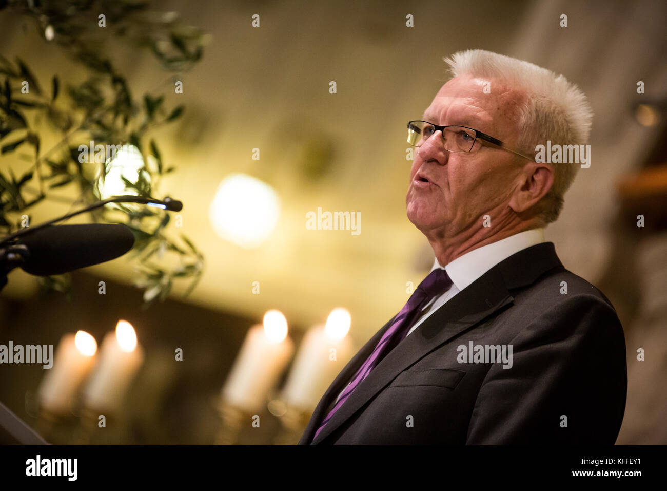 Winfried Kretschmann, il primo ministro dello stato del Baden-Württemberg, conduce una funzione ecclesiastica in occasione dell'anniversario della riforma a Mannheim, in Germania, il 28 ottobre 2017. Foto: Christoph Schmidt/dpa Foto Stock