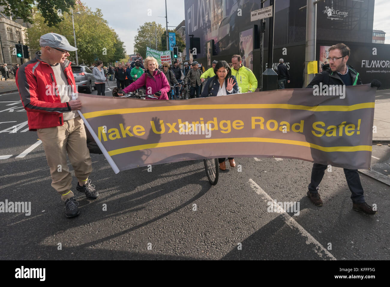 Londra, Regno Unito. Il 28 ottobre 2017. Il mese di marzo inizia lungo la Uxbridge Rd da Ealing Town Hall dopo il ciclista Claudia Manera è morto una settimana dopo una collisione con un autocarro essendo comandato presso il Lido sulla giunzione Ottobre 12th. Tra i dimostranti, wheeling la sua bicicletta dietro il banner era locale MP Rupa Huq. Il marzo arrestato in corrispondenza della giunzione in cui Claudia è stato colpito e occupato, fermarsi tutto il traffico per un minuto di silenzio prima di un breve rally nel parco adiacente. Un messaggio è stato letto dal suo padre e ci sono stati brevi interventi da Londra Ciclismo rappresentante della Campagna e uno di organizzare eventi Foto Stock