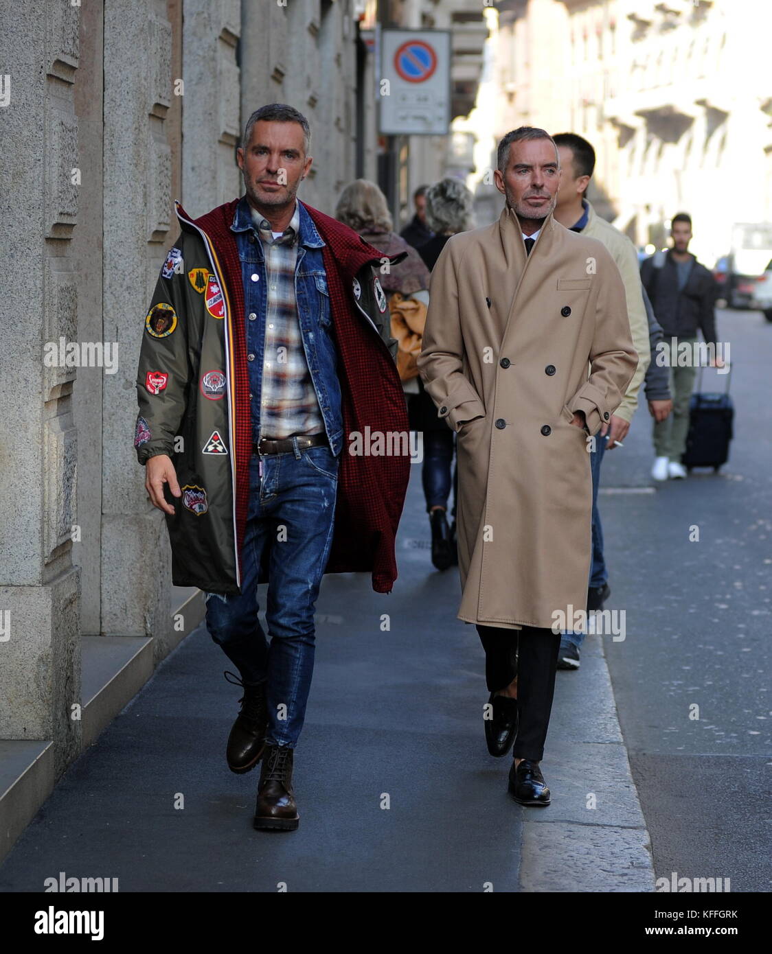 Milano, Dean e dan caten a piedi nel centro di Dean e dan caten gemelle  catenacci, meglio noto come dsquared 2 designer di moda, stupiti le vie del  centro in una mattina