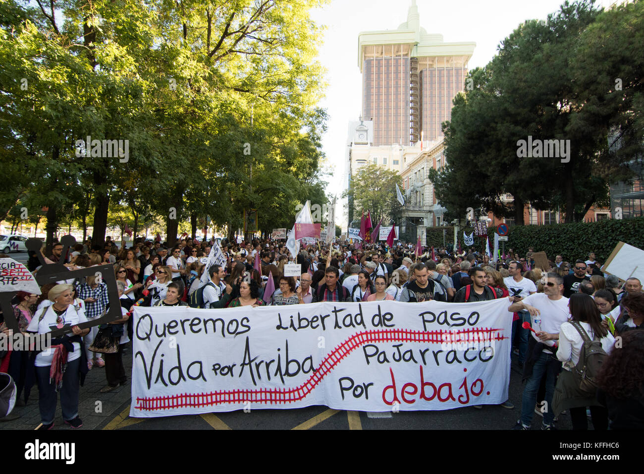 Madrid, Spagna. 28 Ottobre 2017. Thounsands ha partecipato alla manifestazione tenutasi a Madrid che rivendica la sepoltura della ferrovia di Murcia. © Valentin Sama-Rojo/Alamy Live News. Foto Stock