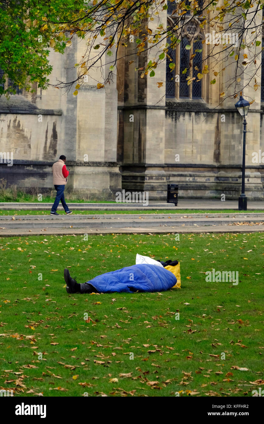 Bristol, Regno Unito. 28 ottobre, 2017. Una persona senza dimora dorme sul College Green, vicino alla cattedrale e al consiglio comunale di uffici. Un recente National Audit Office, relazione che ha utilizzato i dati raccolti in Bristol e sette altri enti locali, suggerisce che il numero delle traversine ruvida in Inghilterra è aumentato del 134% tra il 2010 e il 2016. Keith Ramsey/Alamy Live News Foto Stock