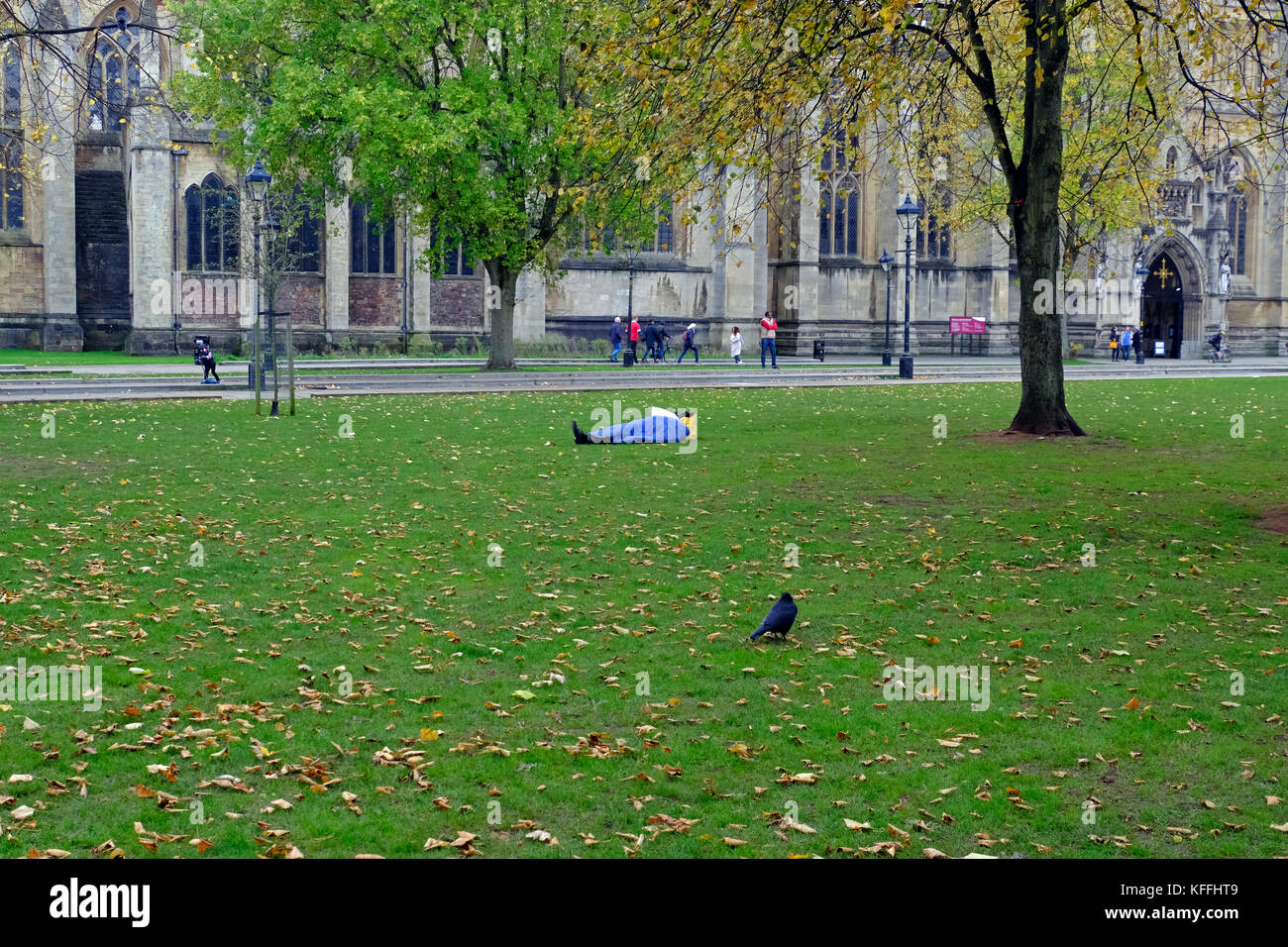 Bristol, Regno Unito. 28 ottobre, 2017. Una persona senza dimora dorme sul College Green, vicino alla cattedrale e al consiglio comunale di uffici. Un recente National Audit Office, relazione che ha utilizzato i dati raccolti in Bristol e sette altri enti locali, suggerisce che il numero delle traversine ruvida in Inghilterra è aumentato del 134% tra il 2010 e il 2016. Keith Ramsey/Alamy Live News Foto Stock