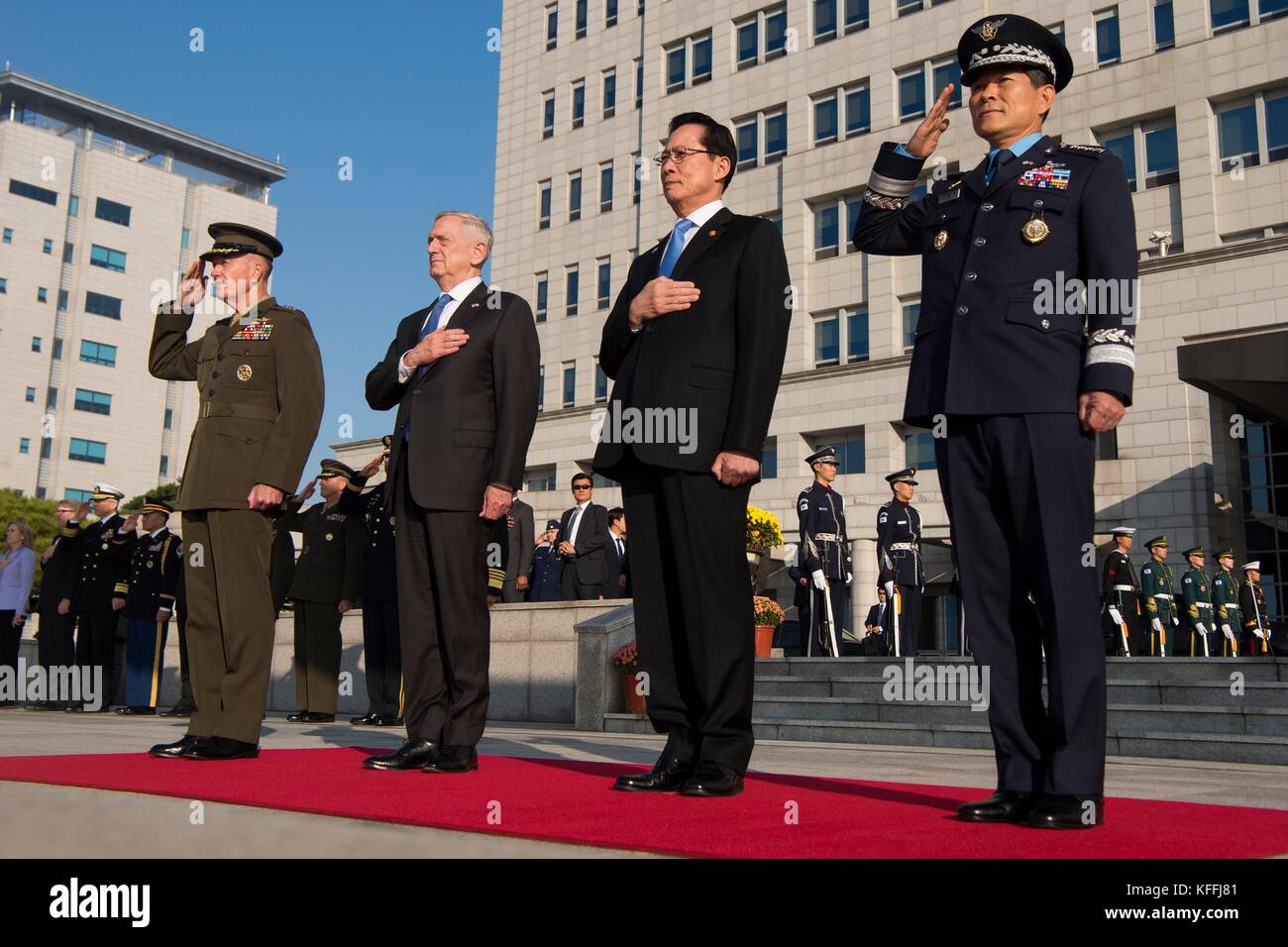 Stati Uniti e della Corea del sud, i leader militari rendono onori durante la cerimonia di arrivo prima della 49th security riunione consultiva presso la Corea del Sud Ministero della difesa ottobre 28, 2017 a Seul, in Corea del sud. in piedi da sinistra a destra sono: u.s. presidente del joint chiefs gen. Giuseppe dunford, u.s il segretario della difesa james mattis, coreano il ministro della difesa di Song Young-moo e coreano presidente del joint chiefs gen. jeong kyeong-doo. Foto Stock