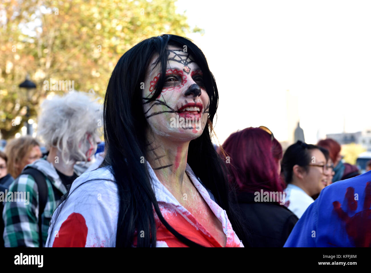 Bristol, Regno Unito. 28 ott 2017. Il undead zombie con i rappresentanti a piedi e shuffle attraverso il centro di Bristol in spettacolari costumi a partire da College Green, passato il parco del castello di la Fossa degli Orsi in preparazione per la festa di Halloween. Alla fine della passeggiata Avon Fire e servizio di salvataggio di massa unità di decontaminazione sono impostate nella fossa degli orsi utilizzando gli zombie come pratica per la decontaminazione di massa. È stato divertente era lungo la strada con balli e feste alla fine da molti e diversi partecipanti. Credit: Charles Stirling/Alamy Live News Foto Stock