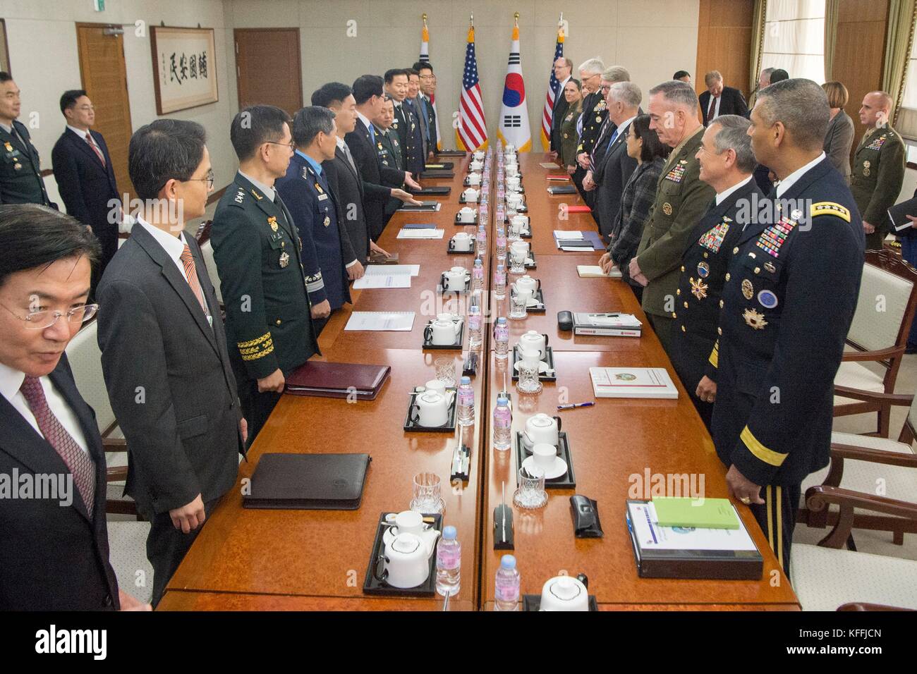 I leader militari degli Stati Uniti e della Corea del Sud si incontrano durante la 49a riunione consultiva per la sicurezza presso il Ministero della difesa sudcoreano il 28 ottobre 2017 a Seoul, Corea del Sud. Foto Stock