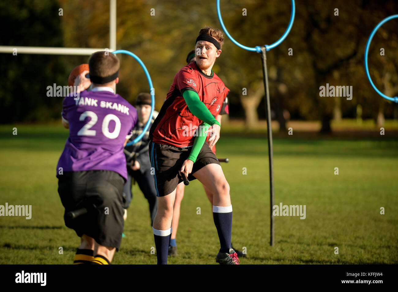 Oxford, Regno Unito. 28 ott 2017. Oxford University Club di Quidditch practice parchi Universitari sabato pomeriggio. Regno Unito Meteo: giornata soleggiata in Oxford. Sidney Bruere/Alamy Live News Foto Stock