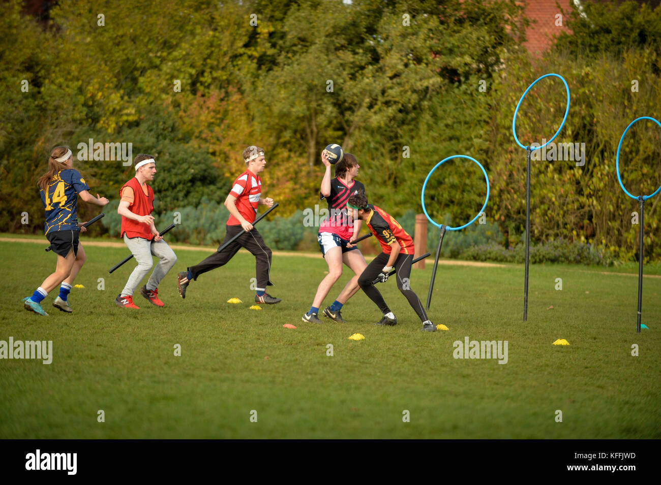 Oxford, Regno Unito. 28 ott 2017. Oxford University Club di Quidditch practice parchi Universitari sabato pomeriggio. Regno Unito Meteo: giornata soleggiata in Oxford. Sidney Bruere/Alamy Live News Foto Stock