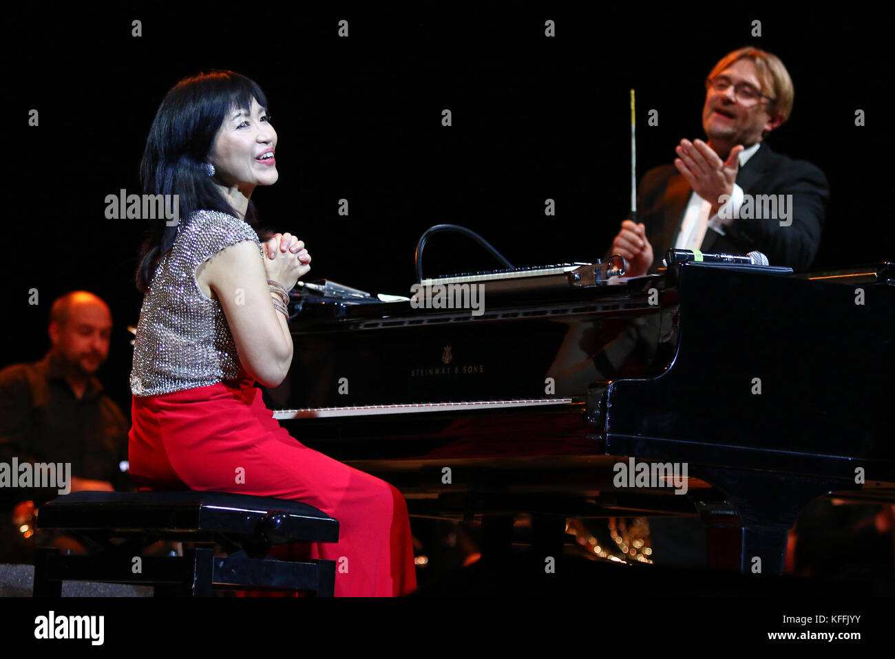 Kiev, Ucraina. 28th ottobre 2017. Il pianista Keiko Matsui (L) e direttore dell'orchestra "Lords of the Sound" Vitalij Saraginsky sul palco del Palazzo Nazionale delle Arti 'Ucraina' a Kyiv, Ucraina. Credit: Oleksandr Prykhodko/Alamy Live News Foto Stock