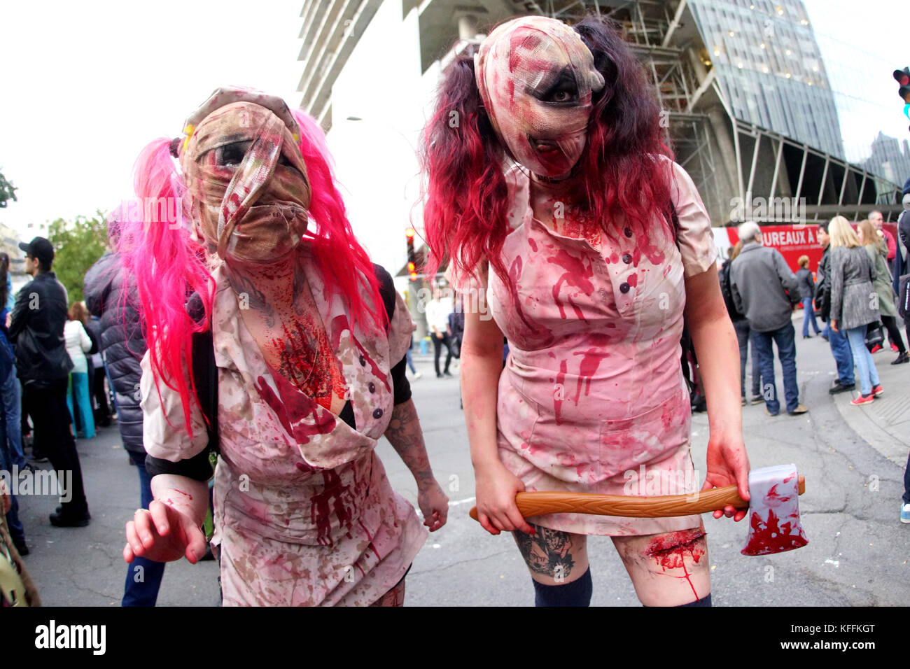 Montreal, Canada. 28 ottobre, 2017. I partecipanti del 2017 Montreal Zombie a piedi. Credito: Mario Beauregard Beaustock/Alamy Live News Foto Stock