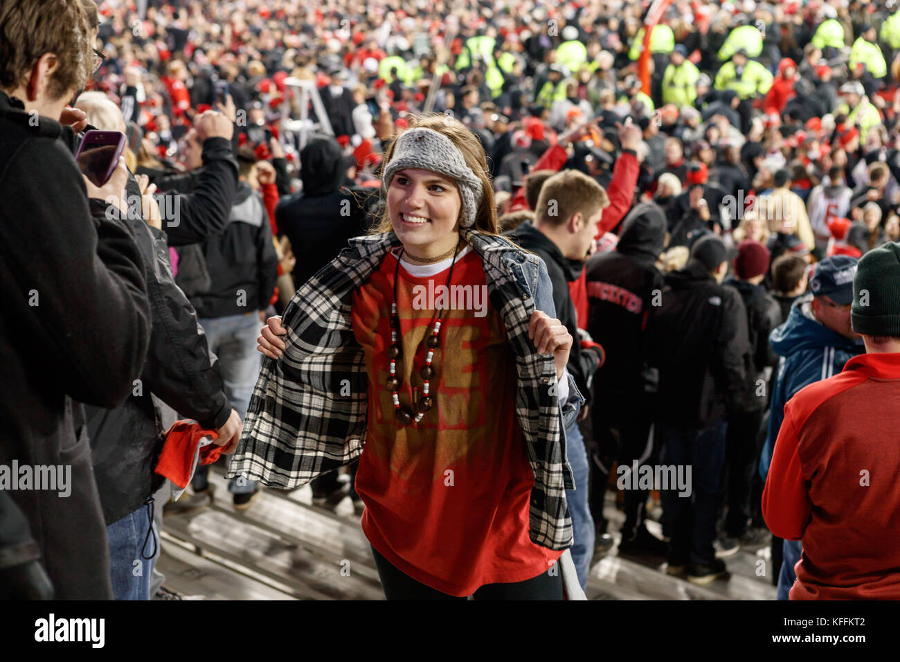 Ottobre 28th, 2017: Un Ohio State Buckeye ventola ottiene il suo ritratto preso di fronte lo Stadio Ohio il campo dopo un NCAA Football gioco tra la Ohio State Buckeyes e Penn State Nittany Lions presso lo Stadio Ohio, Columbus, OH. Ohio State sconfitto Penn State 39-38. Adam Lacy/CSM Foto Stock