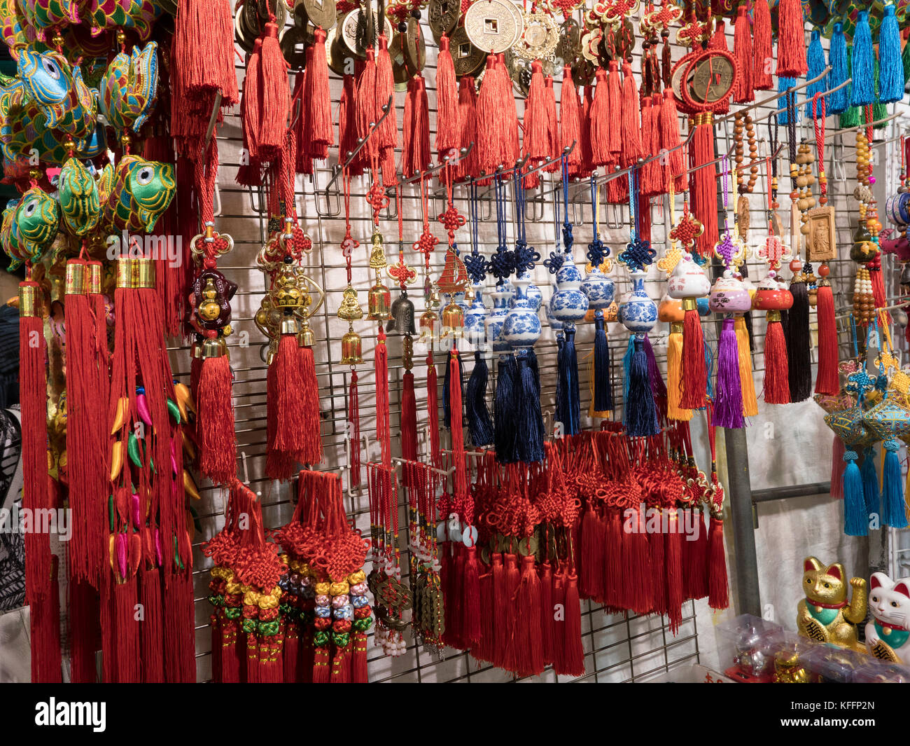 Prodotti turistici in vendita presso le bancarelle del mercato in il Mercato Notturno di Temple Street, Kowloon, Hong Kong, Cina, Asia. Foto Stock