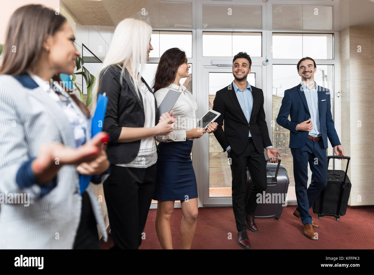 Receptionist hotel meeting business gruppo di persone nella lobby Foto Stock