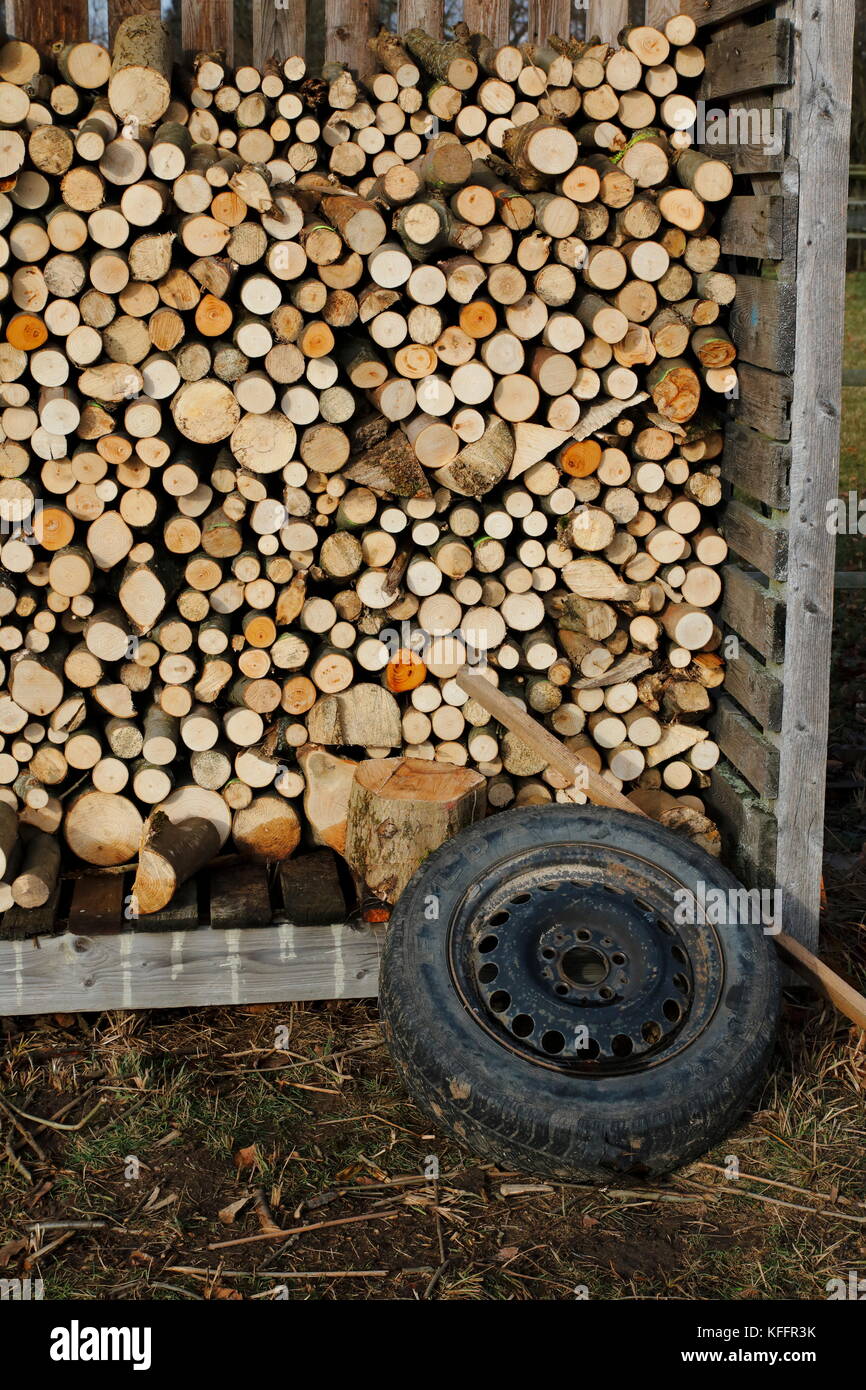 Holzstapel, aufgeschichtetes Holz fertig gesägt als Brennholz Foto Stock