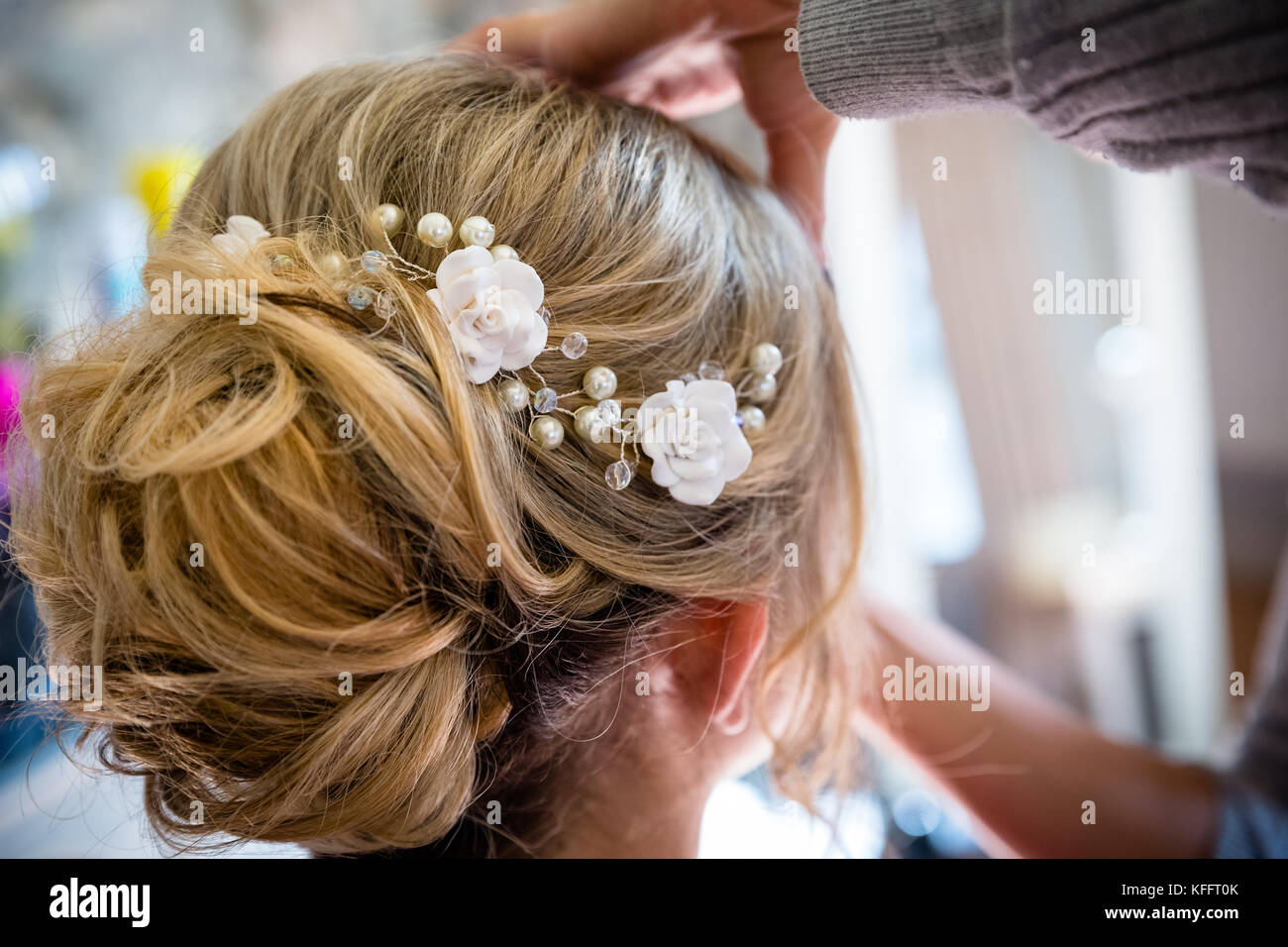 Preparazioni di matrimonio prima della cerimonia. Capelli di pronto Foto Stock