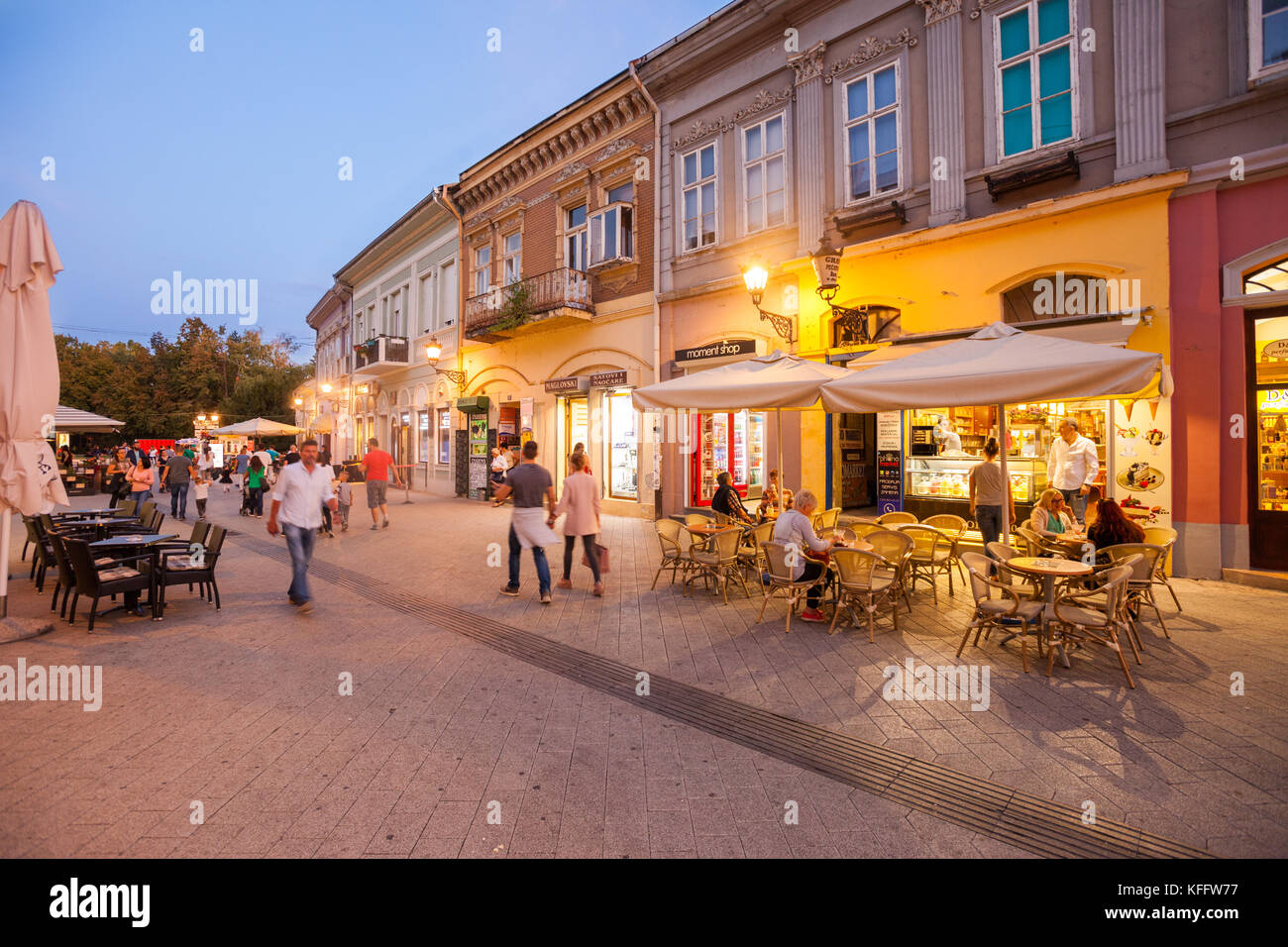 Boutique e caffetterie sulla strada Dunavska, Novi Sad Serbia Foto Stock