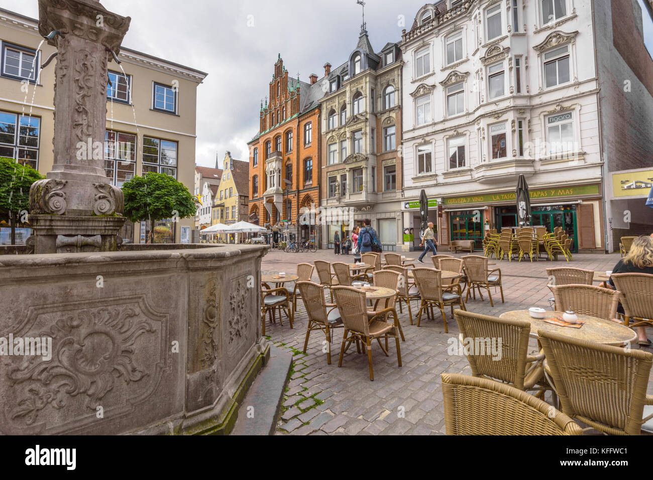 Nordermarkt e l'antico edificio in mattoni della casa commerciale Hansen a Flensburg, città costiera del Mar Baltico, Germania Foto Stock