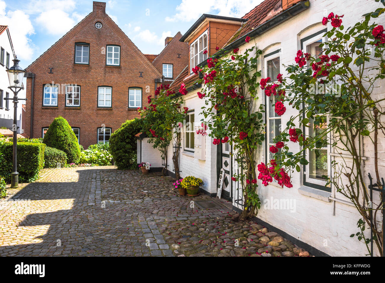 Edificio di mattoni della città costiera di husum al mare del Nord, Germania Foto Stock