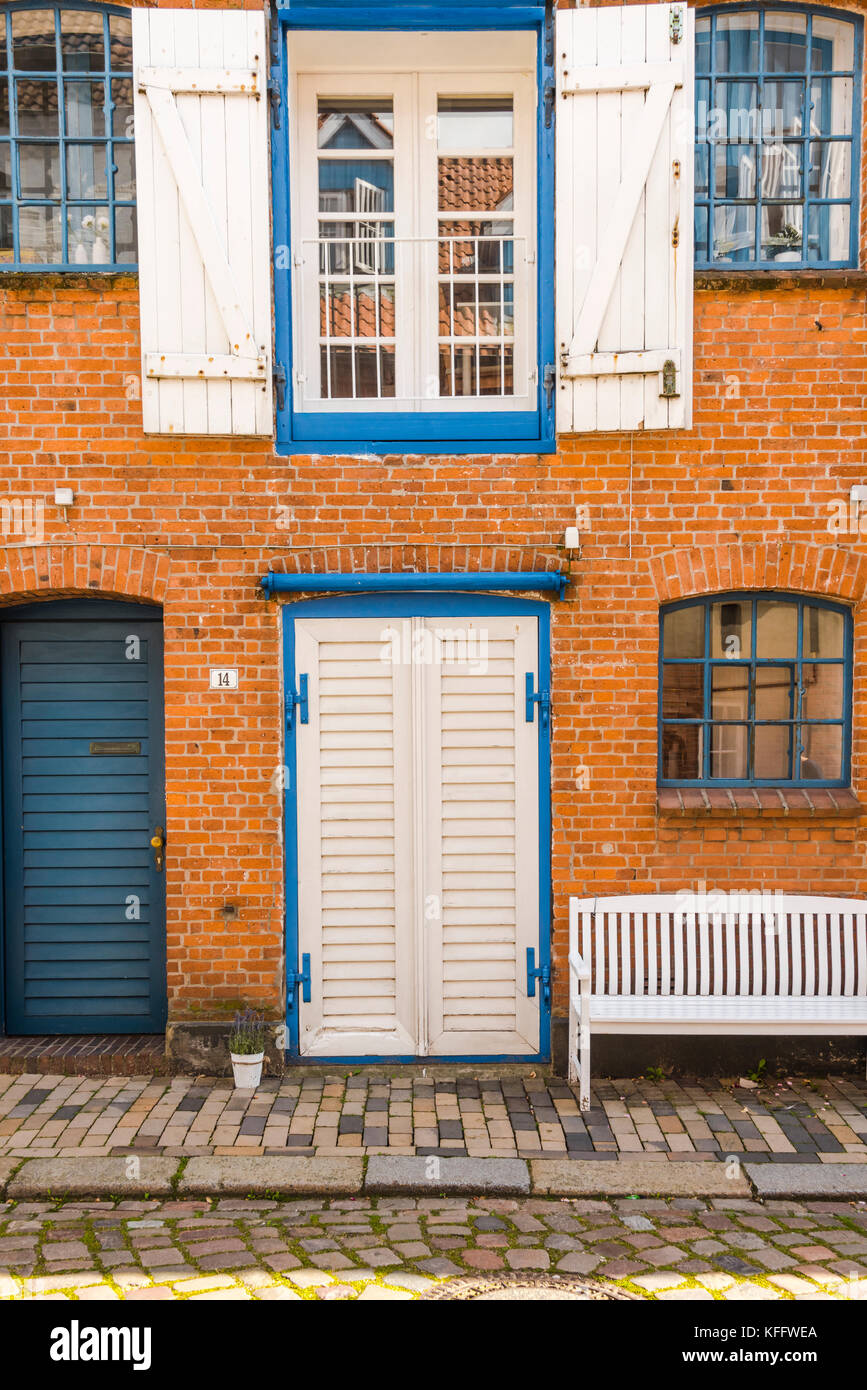 Edificio di mattoni della città costiera di husum al mare del Nord, Germania Foto Stock