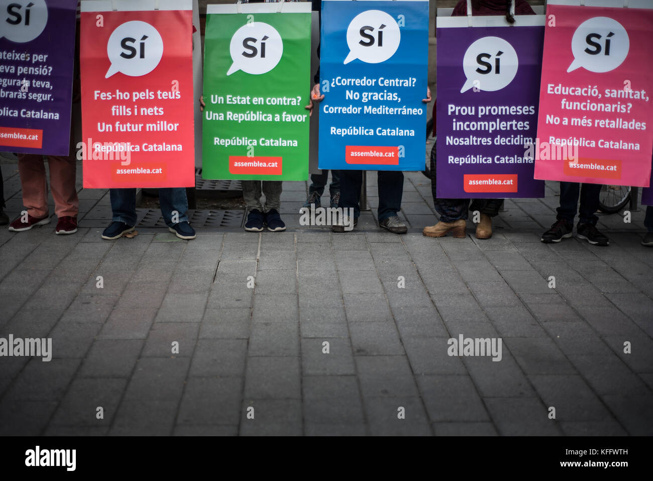 I membri dell'Assemblea Nazionale Catalana (ANC) camminano lungo la Gran Via de les Corts Catalanes per promuovere il referendum. Credit: Alamy / Carles Desfil Foto Stock