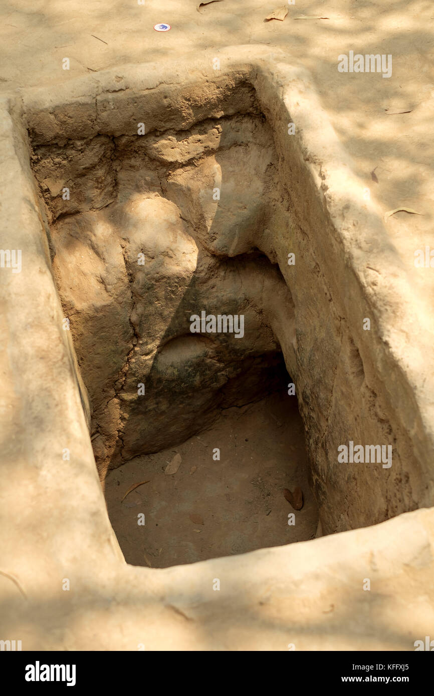 Entracne a uno dei Tunnel di Cu Chi, Vietnam Foto Stock