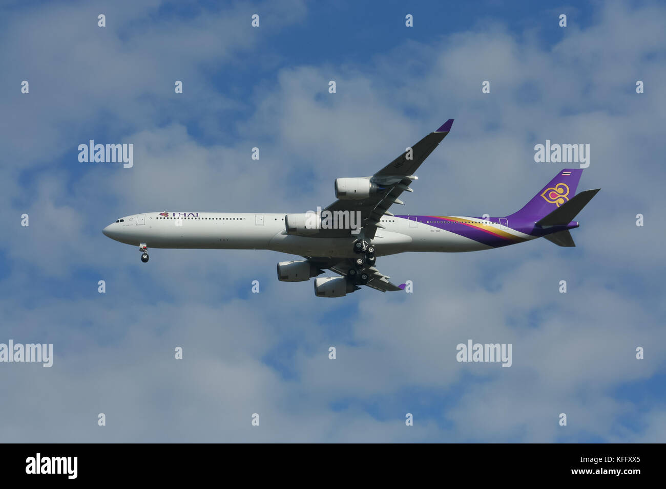 CHIANGMAI , della Thailandia - circa 2008: HS-TNF Airbus A340-600 di Thaiairway. Lo sbarco a Chiangmai dall'Aeroporto Bangkok Suvarnabhumi. Foto Stock