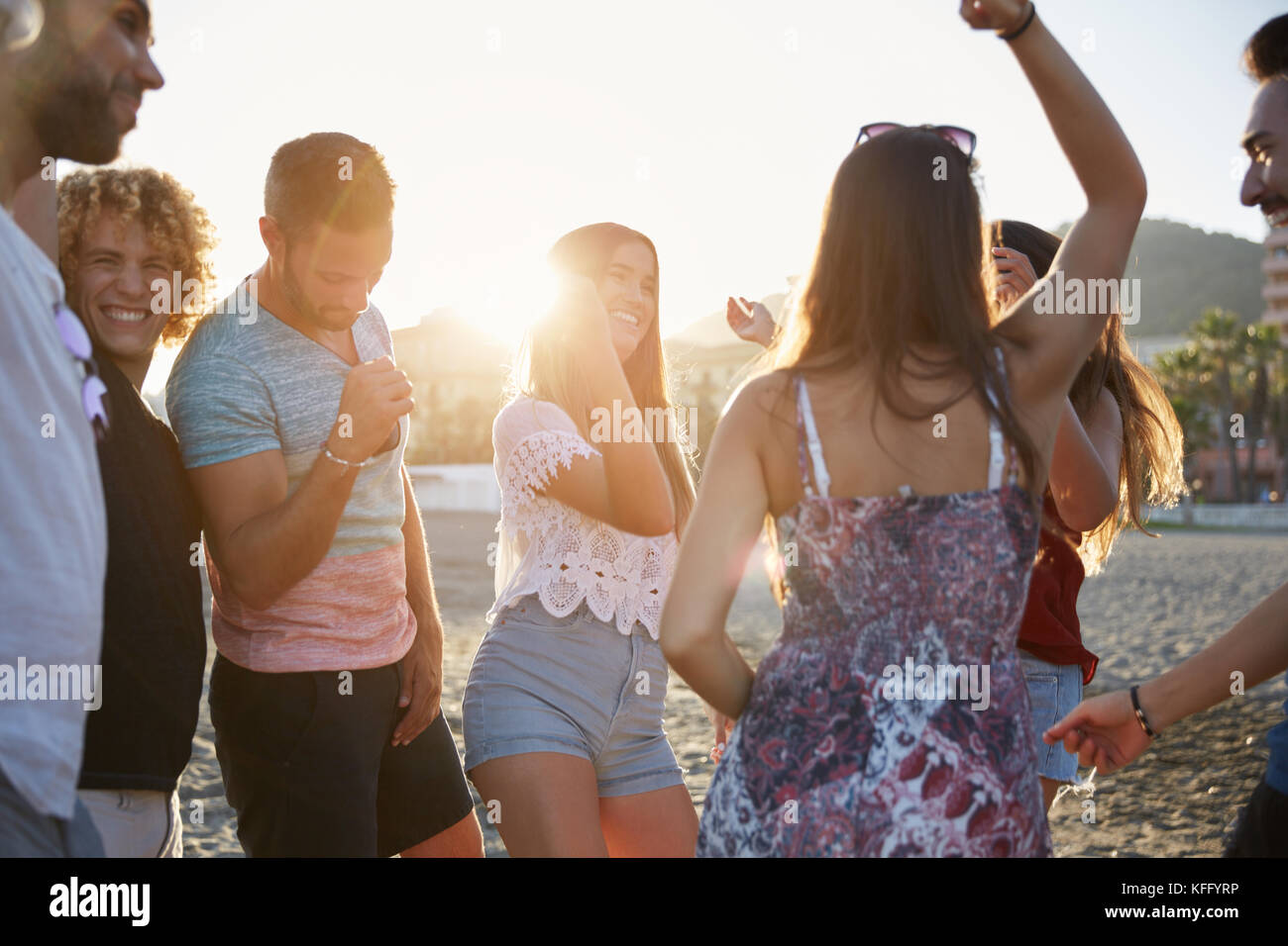 Ritratto di giovane gruppo di amici festa sulla spiaggia Foto Stock