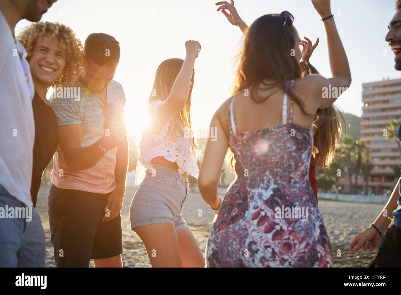 Ritratto di gruppo di amici avente party sulla spiaggia Foto Stock