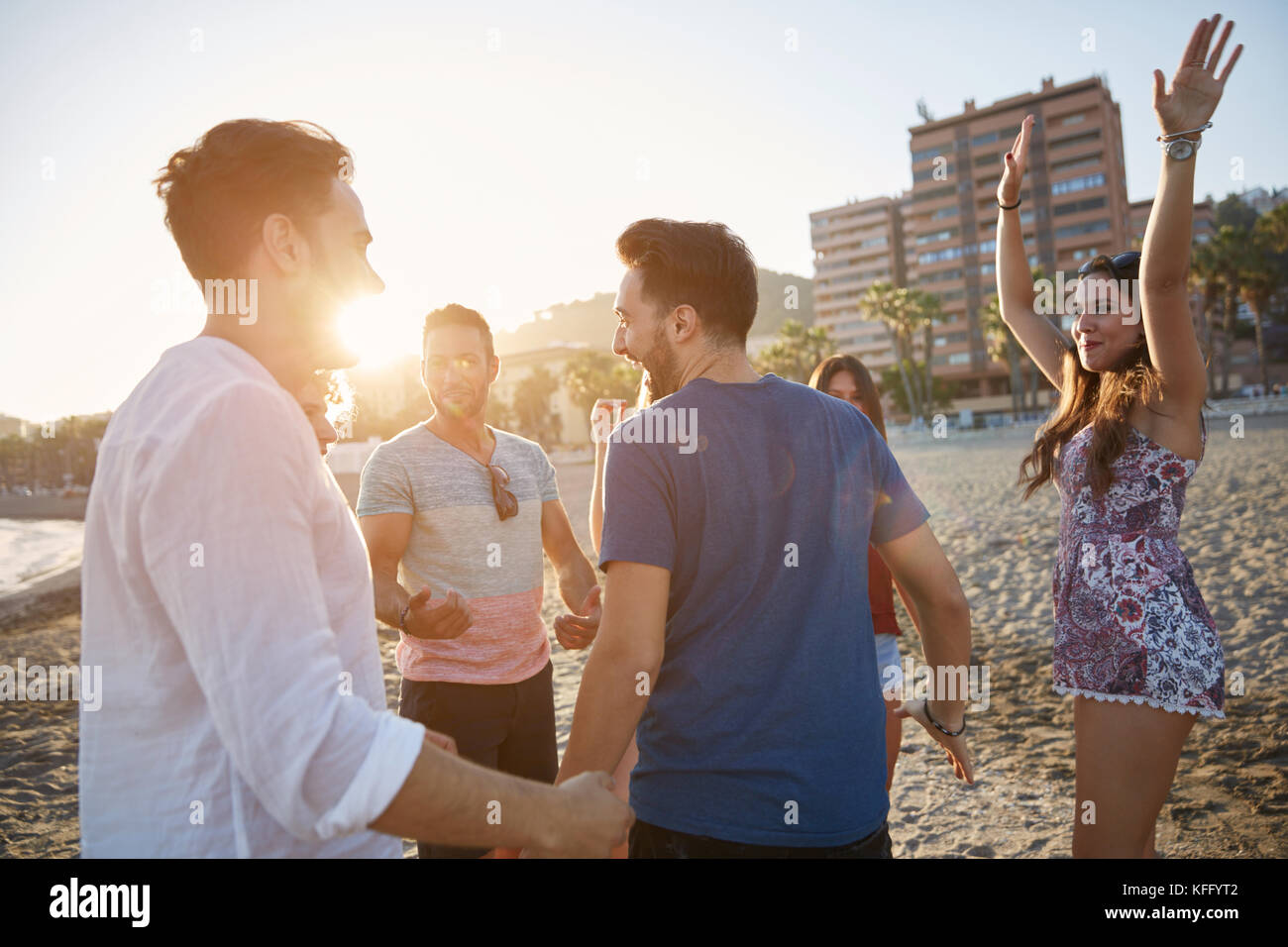 Ritratto di gruppo di felice la gente ballare sulla spiaggia Foto Stock