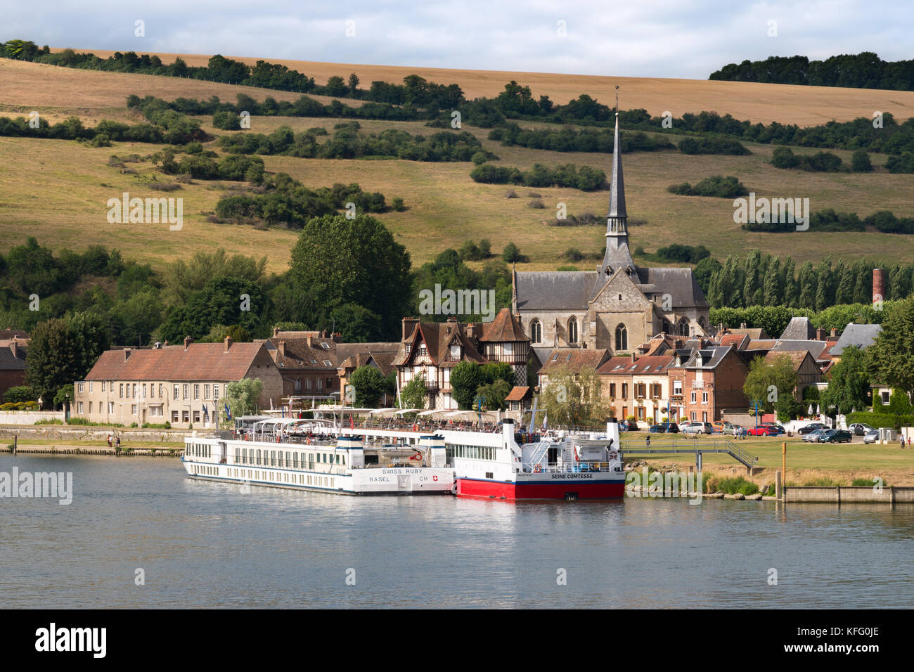 Fiume navi da crociera Swiss Ruby e Senna Comtesse ormeggiato al Petit Andely, Les Andelys, in Normandia, Francia, Europa Foto Stock