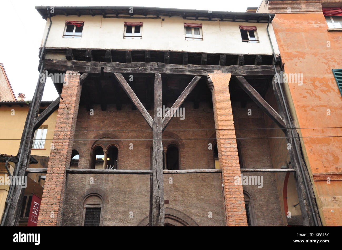 Legname vecchio portico di casa isolani in strada maggiore, bologna, Italia Foto Stock