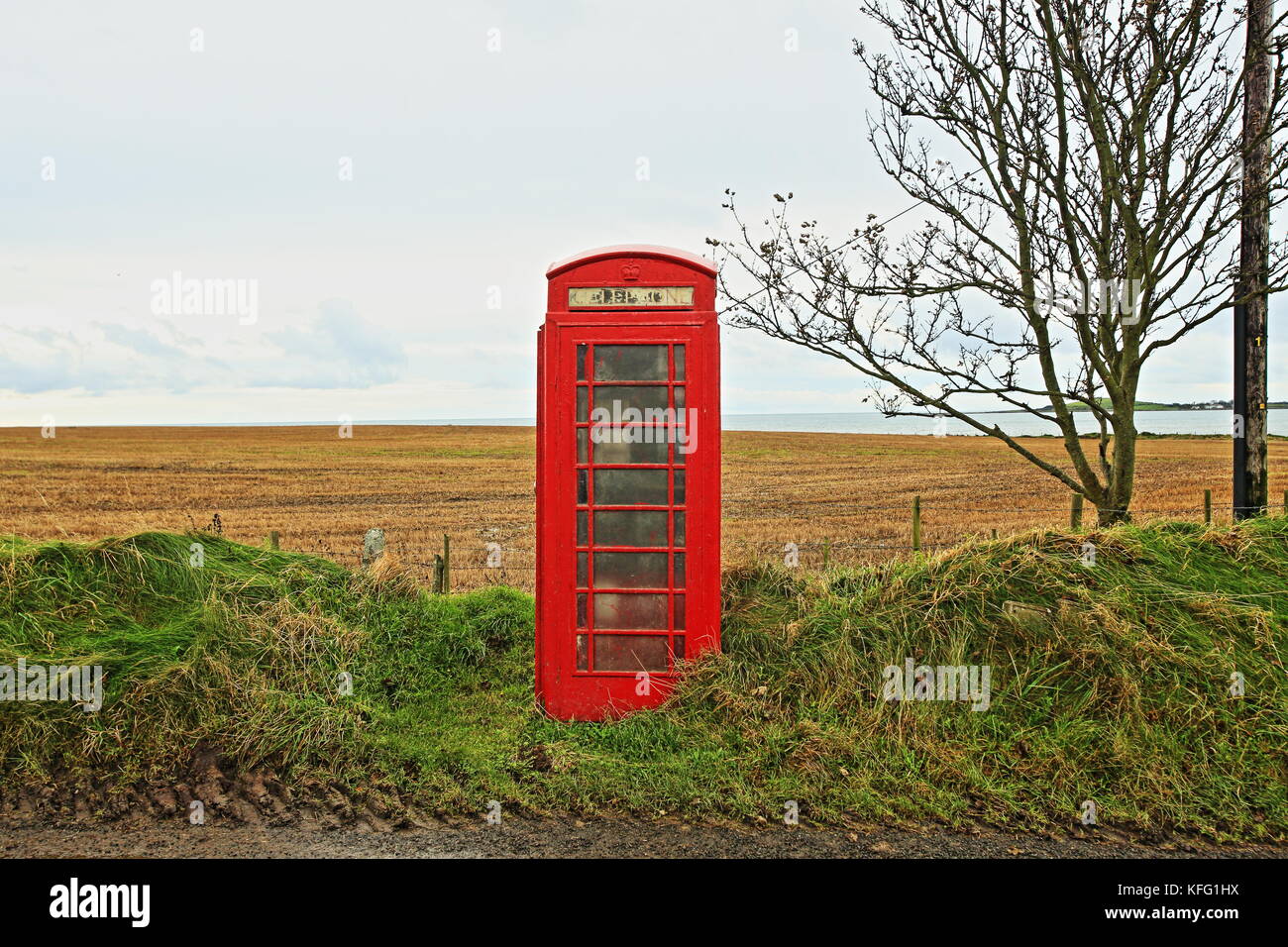 Una cabina telefonica, un chiosco telefonico, una cassetta per la chiamata telefonica, una cassetta per la chiamata pubblica[1][2] è una piccola struttura dotata di telefono a pagamento e progettata per la comodità di un utente telefonico. Negli Stati Uniti e in alcune parti del Canada, il termine 'cabina telefonica' (o 'cabina telefonica') è il termine comunemente usato per la struttura, mentre nel Commonwealth delle Nazioni (in particolare il Regno Unito e l'Australia, e la maggior parte del Canada) è un 'box telefonico' (o 'box telefonico'). Una cabina di questo tipo è solitamente dotata di illuminazione, una porta per garantire la privacy e finestre per far sapere agli altri se la cabina è in uso. Lo stand Foto Stock